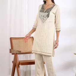 House of Pataudi Embroidered Tunic With Trousers Co-Ords image 4