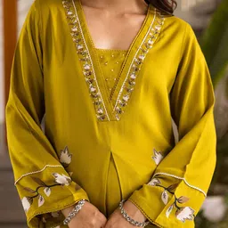 KALINI Women Floral Printed Kurta with Palazzos image 4