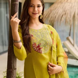 CaniBani Women Floral Embroidered Regular Chanderi Silk Kurta with Trousers & With Dupatta image 5