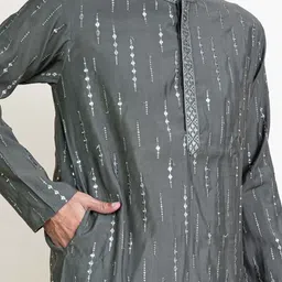 KUNDALI KAKSHAY Men Ethnic Motifs Printed Regular Thread Work Kurta with Trousers image 4