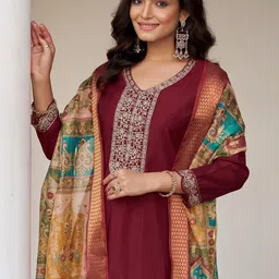 Larqi Women Ethnic Motifs Embroidered Regular Thread Work Chanderi Silk Kurta with Trousers & With Dupatta image 4