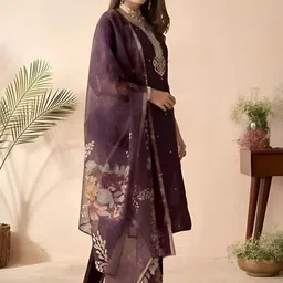 Pantos Floral Embroidered Straight Sequinned Chanderi Silk Kurta With Trousers & Dupatta image 4