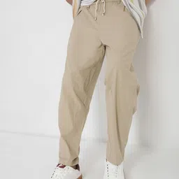 SHOWOFFFF Men Tapered Fit Low-Rise Pleated Trousers image 5