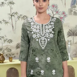 Selvia Floral Embroidered Chikankari Straight Kurti-image-6
