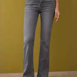 Trendyol Women Regular Fit Mid-Rise Light Fade Jeans-picture-27
