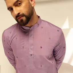 SOJANYA Men Floral Embroidered Kurta image 5