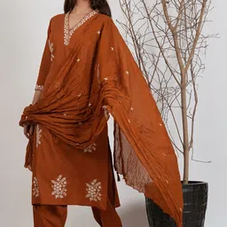MF Hayat Women Ethnic Motifs Embroidered Thread Work Pure Cotton Kurta Set & Dupatta image 5