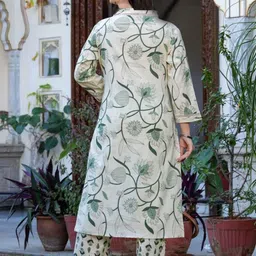 Vetrokart Girls Floral Printed Regular Kurta with Trousers image 2