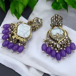 Women Click Earrings image 2