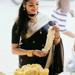 CANIZZARO Woven Design Zari Silk Blend Banarasi Saree image 4