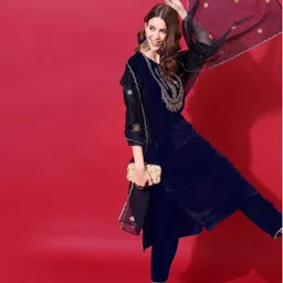skylee Women Velvet Kurta Pant Dupatta Set image 4