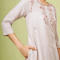 Marigold Lane Floral Thread Work Kurta image 3