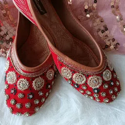 DESI COLOUR Women Embellished Ethnic Mojaris-picture-17
