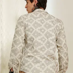 Campus Sutra Men Comfort Fit Geometric Printed Spread Collar Cotton Casual Shirt image 2