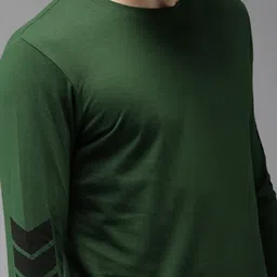 HERE&NOW Men Green Solid Round Neck T-shirt image 2