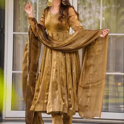 BHARODIYA ENTERPRISES Floral Embroidered Sweetheart Neck Chinon Kurta Pyjamas & Dupatta image 3