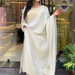 Brand Hill Women Ethnic Motifs Printed Kurta with Trousers & Dupatta image 2