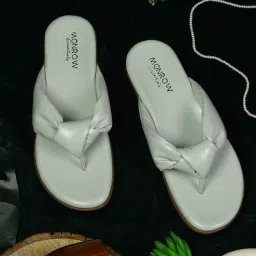 Monrow Women's Green Thong Sandals image 1