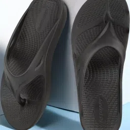 Red Tape Men's Black Flip Flops image 1