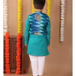Kinder Kids Cotton Full Sleeves Solid Kurta Pyjama With Foil Motif Printed Jacket - Green & Blue image 3