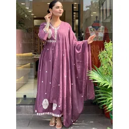 Brand Hill Women Ethnic Motifs Embroidered Panelled Thread Work Chanderi Silk Kurta with Trousers & With-picture-22