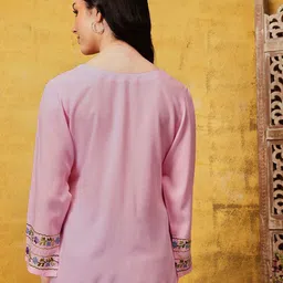 QAZMI Embroidered V-Neck Kurti image 2