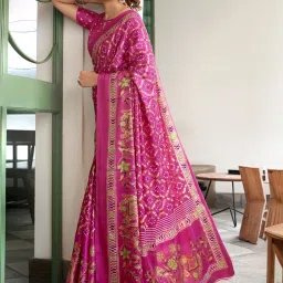 Satrani Rani Pink Printed Saree With Unstitched Blouse image 2