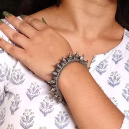 Hardin Style Silver-Plated Antique Spike Design Bangle-picture-24
