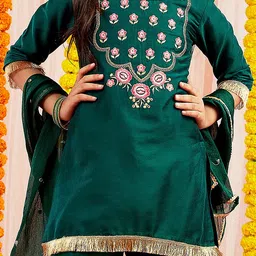 Vastramay Viscose Three Fourth Sleeves Floral Embroidered & Lace Embellished Kurta & Pant With Dupatta Set - Green image 5
