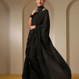 Swtantra Black Crepe Saree With Unstitched Self Blouse image 3
