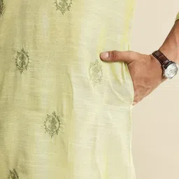 House of Pataudi Men Embroidered Thread Work Jashn Kurta with Trousers image 3