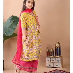 Kinder Kids Cotton Three Fourth Sleeves Floral Printed Angrakha Style Kurta With Palazzo & Dupatta Set - Yellow & Pink image 5