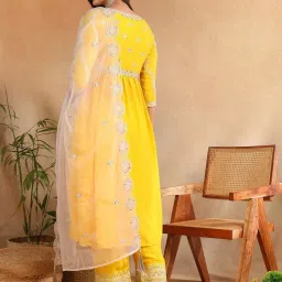 Vaamsi Yellow Silk Embroidered Kurta With Pant & Dupatta image 4