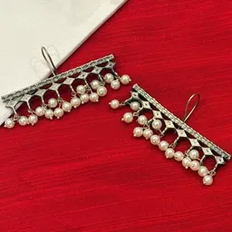 Niska Silver-Plated Pearls Beaded Contemporary Shaped Drop Earrings image 2