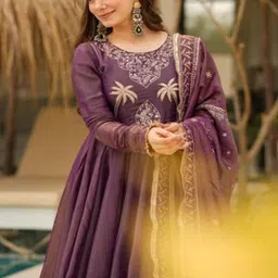 HERE&NOW Women Ethnic Motifs Embroidered Panelled Thread Work Chanderi Silk Kurta with Trousers & With image 5