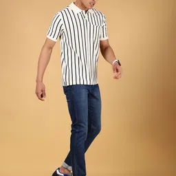V-Mart Men Tapered Fit Mid Rise Mid Rise Light Fade Jeans image 2