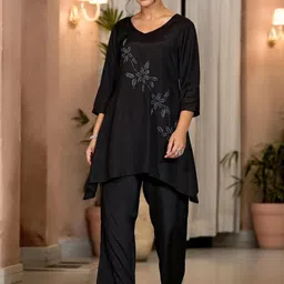 Kaftanize Floral Embroidered Three-Forth Sleeve Tunic With Trousers Co-Ords image 4