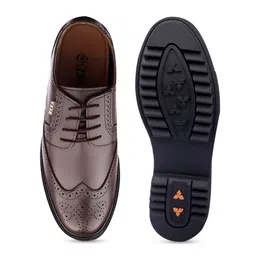 Bxxy Men Textured Formal Brogues image 2