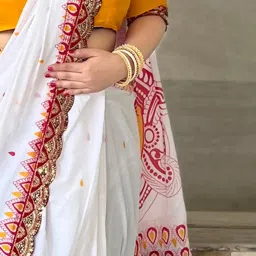 Saree Mall White Embellished Sarees With Unstitched Blouse image 5