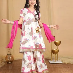 Cutiekins Cotton Blend Woven Half Puffed Sleeves Floral Printed & Gota Lace Embellished Kurti Sharara With Dupatta Set - White & Rani Pink image 5