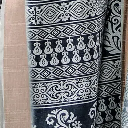 Satrani Black & White Silk Printed Saree With Unstitched Blouse image 5