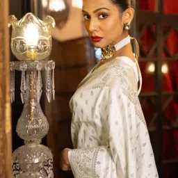 Satrani White Silk Woven Saree With Unstitched Blouse image 3