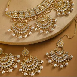 Karatcart Kunuz Kundan Bridal Necklace with Earrings and mangtikka-image-36