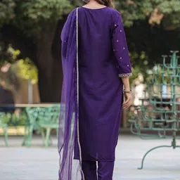 House of Pataudi Floral Embroidered Sequinned V Neck Kurta With Trouser & Dupatta image 3
