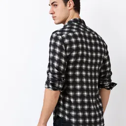 SPYKAR Men Spread Collar Checked Casual Shirt image 3