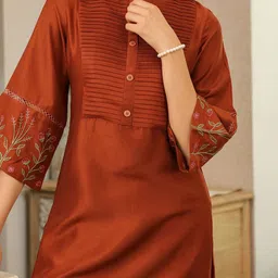 DIVASTRI Floral Embroidered Mandarin Collar Straight Kurta With Palazzo image 4