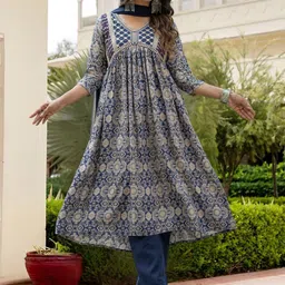 Navlik Floral Embroidered V-Neck Sequinned Chanderi Silk Kurta With Trousers & Dupatta-image-10