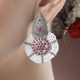 KARATCART Silver-Plated Kundan Beaded Teardrop Shaped Oxidised Drop Earrings image 5