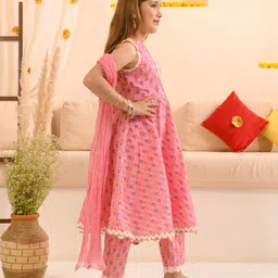 Pspeaches Sleeveless All Over Jaipuri Flower Motif Printed Flared Kurta With Coordinating Lace Embellished Salwar & Dupatta - Pink image 5
