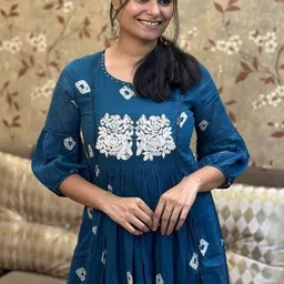 Lee Moda Women Bandhani Embroidered Regular Thread Work Kurta with Trousers image 5